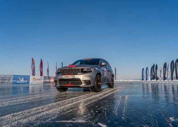 Το Jeep Grand Cherokee Trackhawk σημείωσε ρεκόρ ταχύτητας στη λίμνη Βαϊκάλη