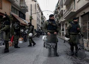 Εξάρχεια: Τραυματισμός αστυνομικού της ΔΙ.ΑΣ. από αγνώστους