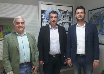 Ο ευρωβουλευτής Νίκος Χρυσόγγελος στο γραφείο του Δημάρχου