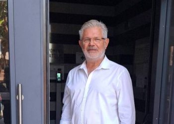 Γ. Οικονόμου: «Από τη νομική οδό για την παράνομη πινακίδα της κεντρικής πλατείας»