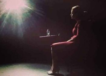 «Ο Ουρανός Κατακόκκινος» στο Θησείον: Ένα θέατρο για τις τέχνες