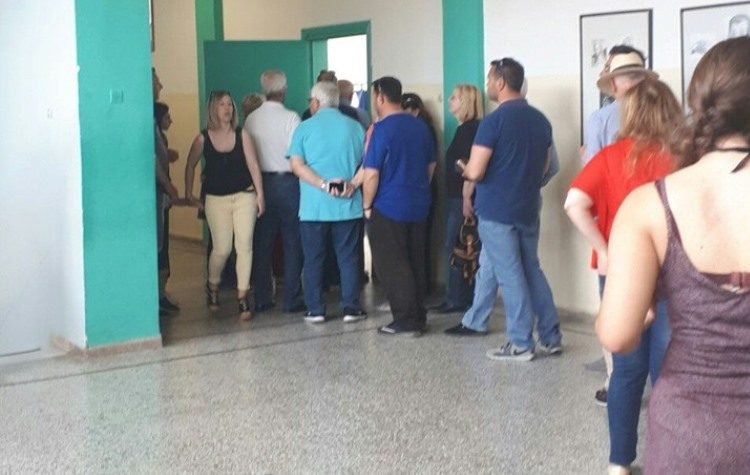 Μισή ώρα αναμονή για ψήφο στις τρεις κάλπες του Χαλανδρίου