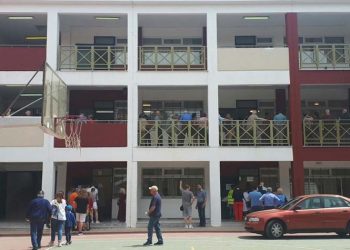 Στις ουρές ακόμα και με… χαρτάκι οι πολίτες της Αγίας Παρασκευής