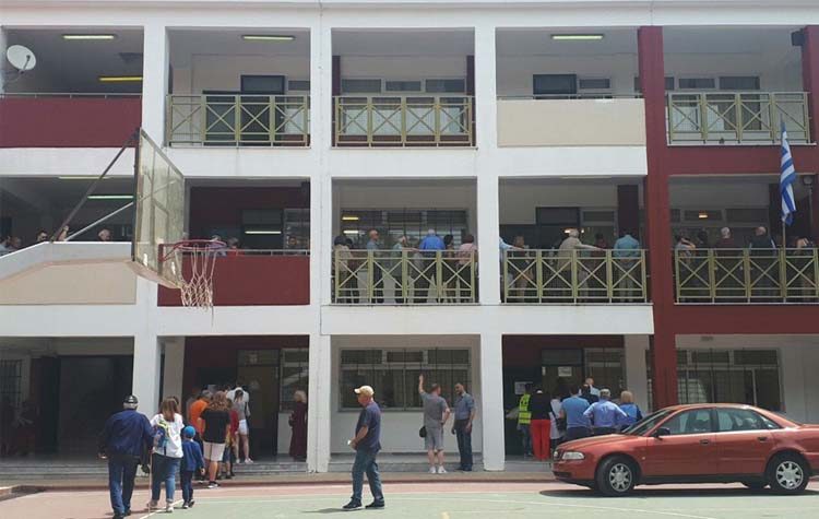 Στις ουρές ακόμα και με… χαρτάκι οι πολίτες της Αγίας Παρασκευής