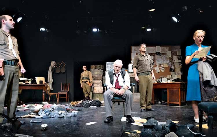 Παρατείνεται η «Προσωπική Συμφωνία» στο Από Μηχανής Θέατρο