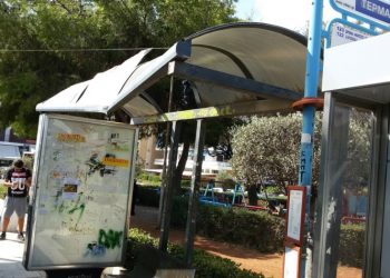 «Στεγαστική» παρέμβαση στις στάσεις των λεωφορείων