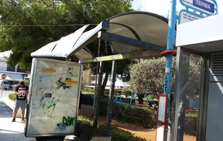 «Στεγαστική» παρέμβαση στις στάσεις των λεωφορείων