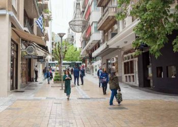 Επίθεση κουκουλοφόρων σε καταστήματα στο κέντρο της Αθήνας