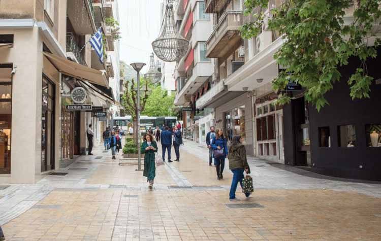 Επίθεση κουκουλοφόρων σε καταστήματα στο κέντρο της Αθήνας