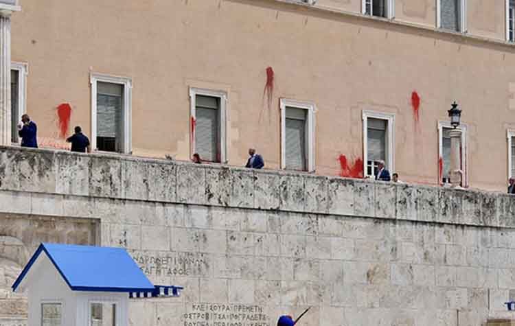 Ο Ρουβίκωνας στη Βουλή: Επίθεση με κόκκινες μπογιές