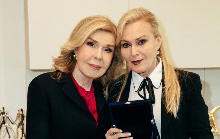 Τιμητική διάκριση για τη Νίνα Βλάχου από το Σωματείο «ΕΛΠΙΔΑ»