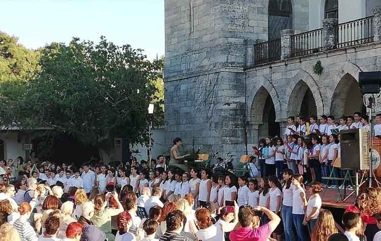 Μελωδικό ταξίδι στο 8ο Αντάμωμα Σχολικών Χορωδιών