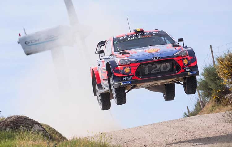 O Neuville στο βάθρο του Rally de Portugal