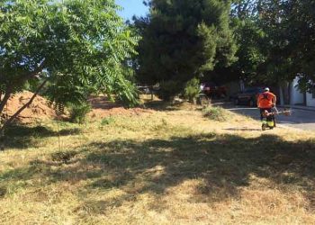 Συνεχίζεται η αποψίλωση ξερών χόρτων σε κοινόχρηστους χώρους