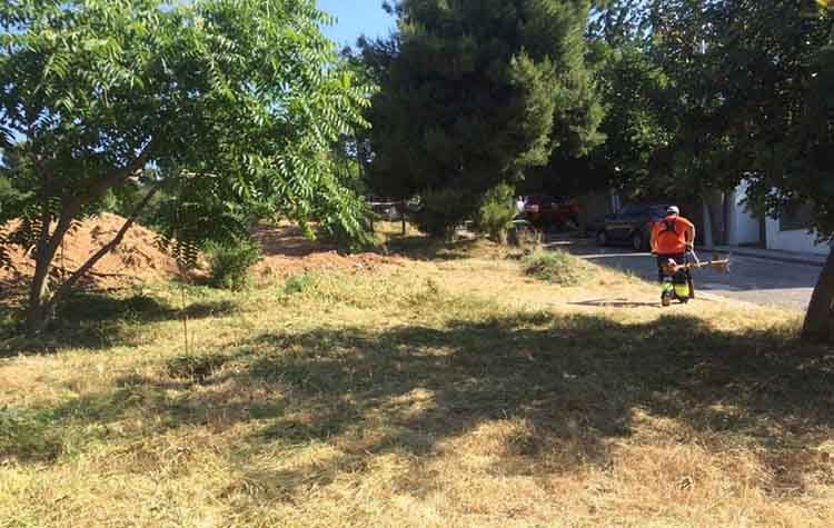 Συνεχίζεται η αποψίλωση ξερών χόρτων σε κοινόχρηστους χώρους