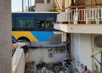 Λεωφορείο προσέκρουσε σε κατοικία στου Παπάγου