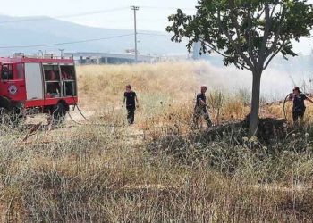 Υπό έλεγχο η φωτιά σε «ακούρευτα» οικόπεδα στην οδό Νηρηίδων στο Μαρούσι