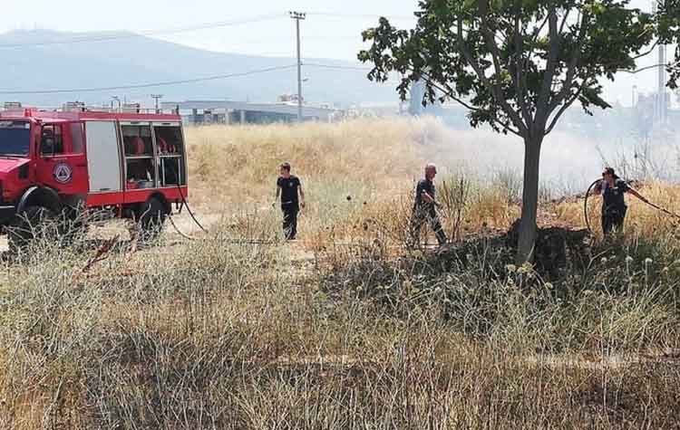 Υπό έλεγχο η φωτιά σε «ακούρευτα» οικόπεδα στην οδό Νηρηίδων στο Μαρούσι