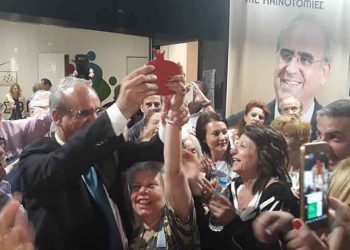 Πανηγυρικό κλίμα στο εκλογικό κέντρο του Γιώργου Θωμάκου