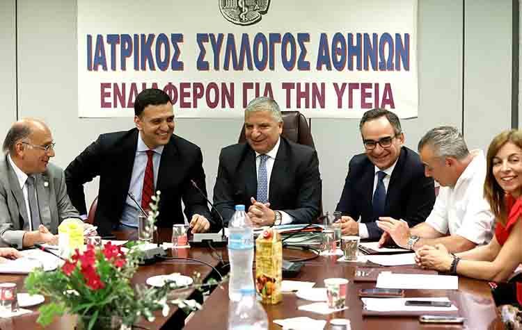 Στον ΙΣΑ ο υπουργός Υγείας Βασίλης Κικίλιας και ο υφυπουργός Βασίλης Κοντοζαμάνης