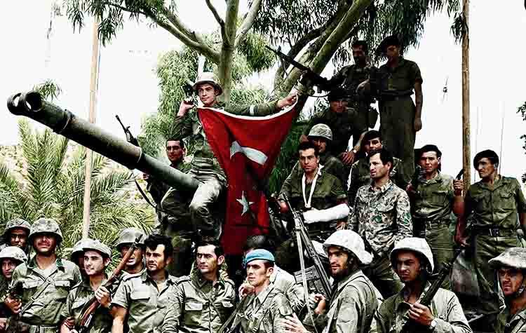 Η εισβολή των Τούρκων στην Κύπρο και το μπάχαλο στη «μητέρα πατρίδα»