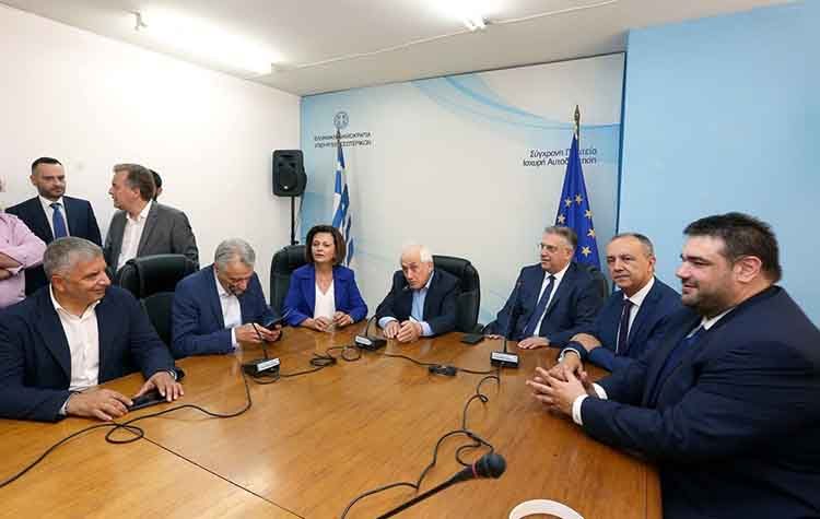 Πρώτο τετ - α - τετ Πατούλη με Θεοδωρικάκο και Κικίλια