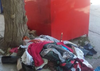 «Καμπανάκι» του Δήμου για πεταμένα ρούχα εκτός κόκκινων κάδων