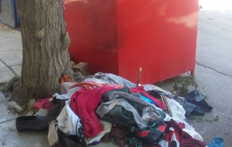 «Καμπανάκι» του Δήμου για πεταμένα ρούχα εκτός κόκκινων κάδων