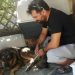 Ένας υπέροχος άνθρωπος που δίνει ζωή σε «καταδικασμένα» σκυλάκια