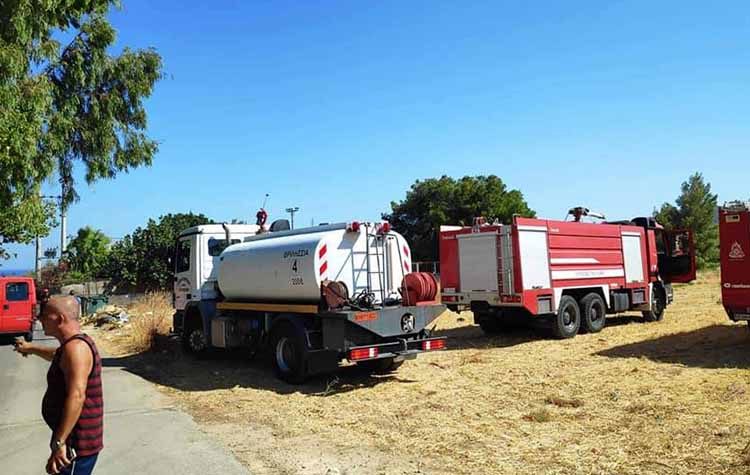 Πυρκαγιά στην Αρτέμιδα Αττικής - Μέτωπο και στην Τανάγρα Βοιωτίας