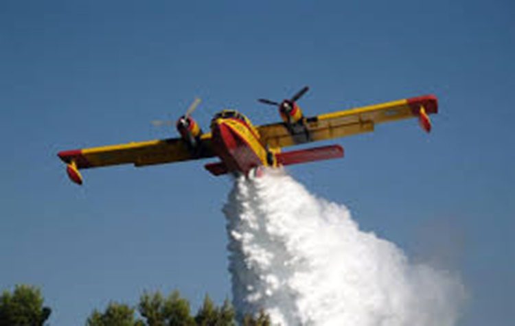 Συνεχίζεται η σκληρή μάχη με τις φλόγες στην Εύβοια