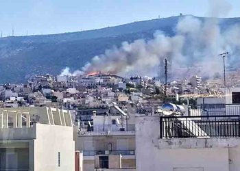 Βύρωνας: Υπό έλεγχο η πυρκαγιά κοντά σε κατοικημένη περιοχή