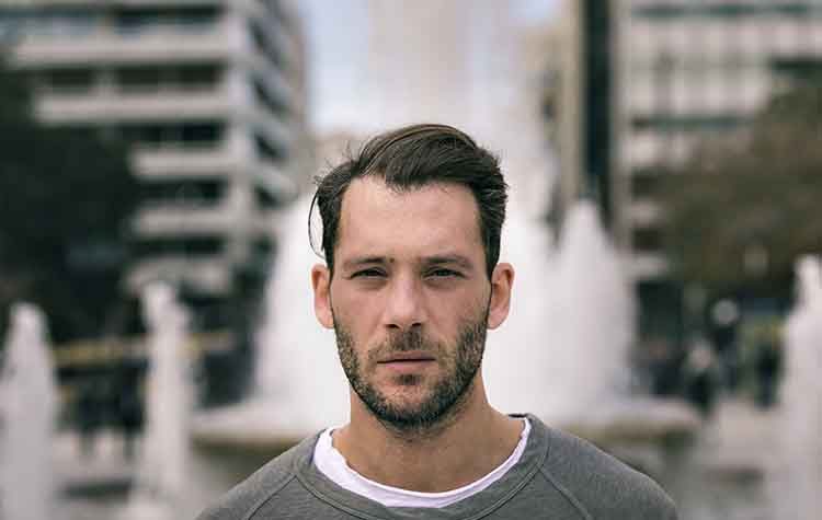 «Το Φινιστρίνι» με τον Αντίνοο Αλμπάνη στο «Από Μηχανής Θέατρο»