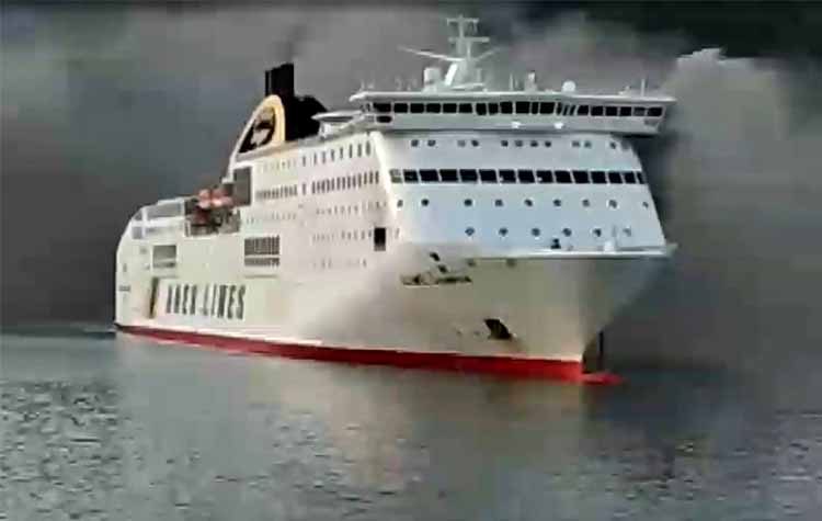 Φλεγόμενο πλοίο με 538 επιβάτες έξω από την Ηγουμενίτσα