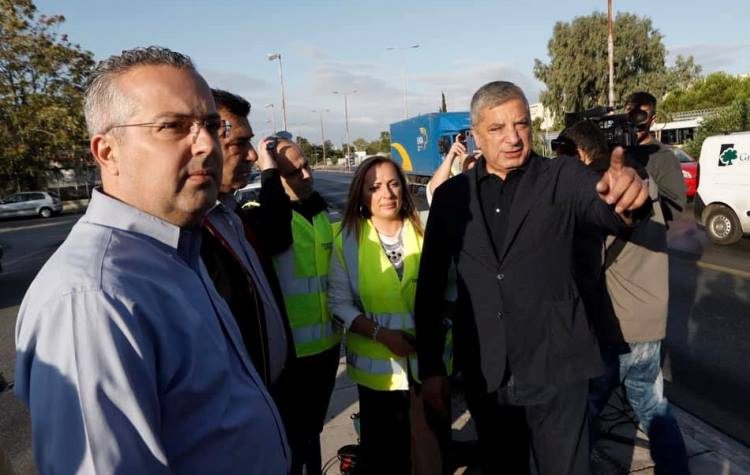 Ξεκίνησε το ξήλωμα των παράνομων διαφημιστικών πινακίδων από την Περιφέρεια