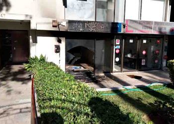 Επίθεση με γκαζάκια στα γραφεία της ΝΔ στην Πεύκη