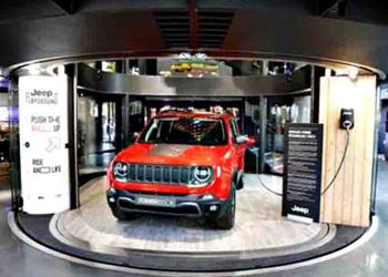 Το νέο Jeep Renegade Plug - in Hybrid (PHEV) αναστατώνει την Champs - Elysées στο Παρίσι