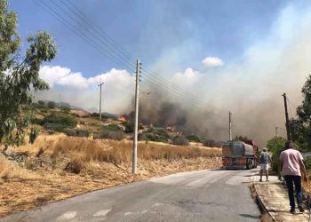 Λαγονήσι: Πυρκαγιά ανάμεσα σε σπίτια