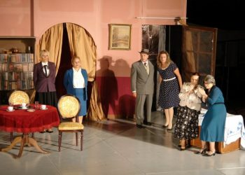 Θερμό χειροκρότημα για τη παράσταση «Αρσενικό και παλιά δαντέλα»