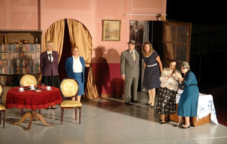 Θερμό χειροκρότημα για τη παράσταση «Αρσενικό και παλιά δαντέλα»