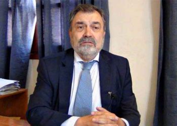 Δημοσθένης Παπακωνσταντίνου: «Να παραδώσει την έδρα ο Τσουχνικάς»