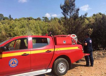 Στην κατάσβεση στη Νέα Μάκρη η Πολιτική Προστασία Αμαρουσίου