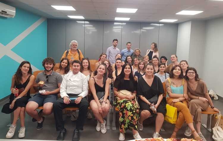 «Πόλος έλξης» για Γάλλους νέους και νέες η Αγία Παρασκευή