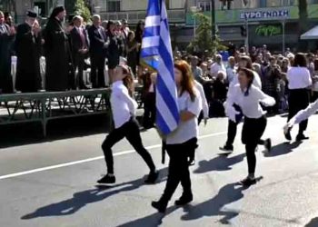 Παρέλαση α λα Monty Python στη Νέα Φιλαδέλφεια: Η απάντηση των δέκα κοριτσιών