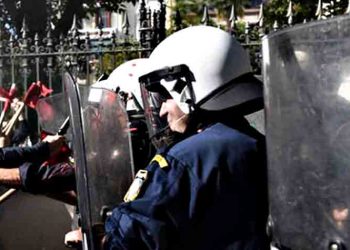 Μολότοφ, πέτρες και χημικά σε φοιτητική πορεία στο κέντρο της Αθήνας