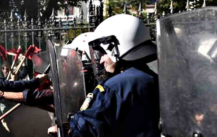 Μολότοφ, πέτρες και χημικά σε φοιτητική πορεία στο κέντρο της Αθήνας