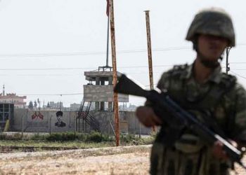 Η Τουρκία σφυροκοπά για δεύτερη μέρα τη Συρία