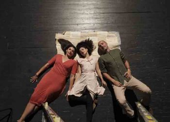 «Χρωματιστές Ιστορίες» του Στράτη Μυριβήλη στο Θέατρο Σφενδόνη