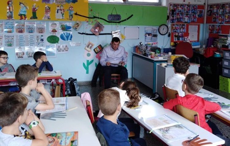 Βιβλία και κεράσματα στο 1ο Δημοτικό Λυκόβρυσης από τον Τάσο Μαυρίδη