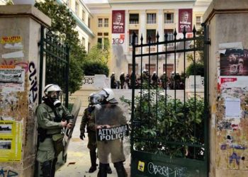 Επεισόδια στην ΑΣΟΕΕ - Χρήση χημικών και χειροβομβίδων κρότου λάμψης